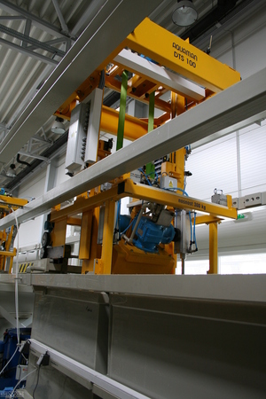 Reclined axis of conveyor with centrifuge basket