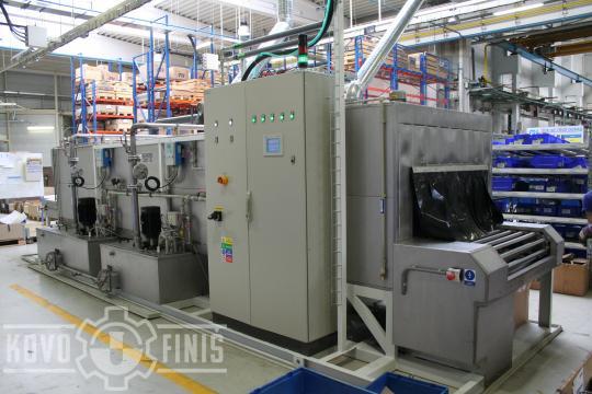 Continuous cleaning machine with mesh belt conveyor